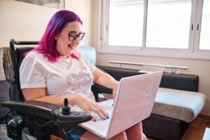 disabile che si informa sulla normativa