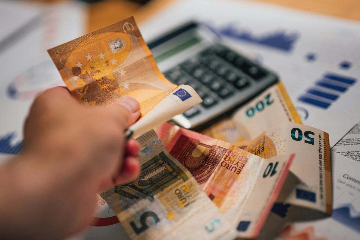 calcolatrice e banconote