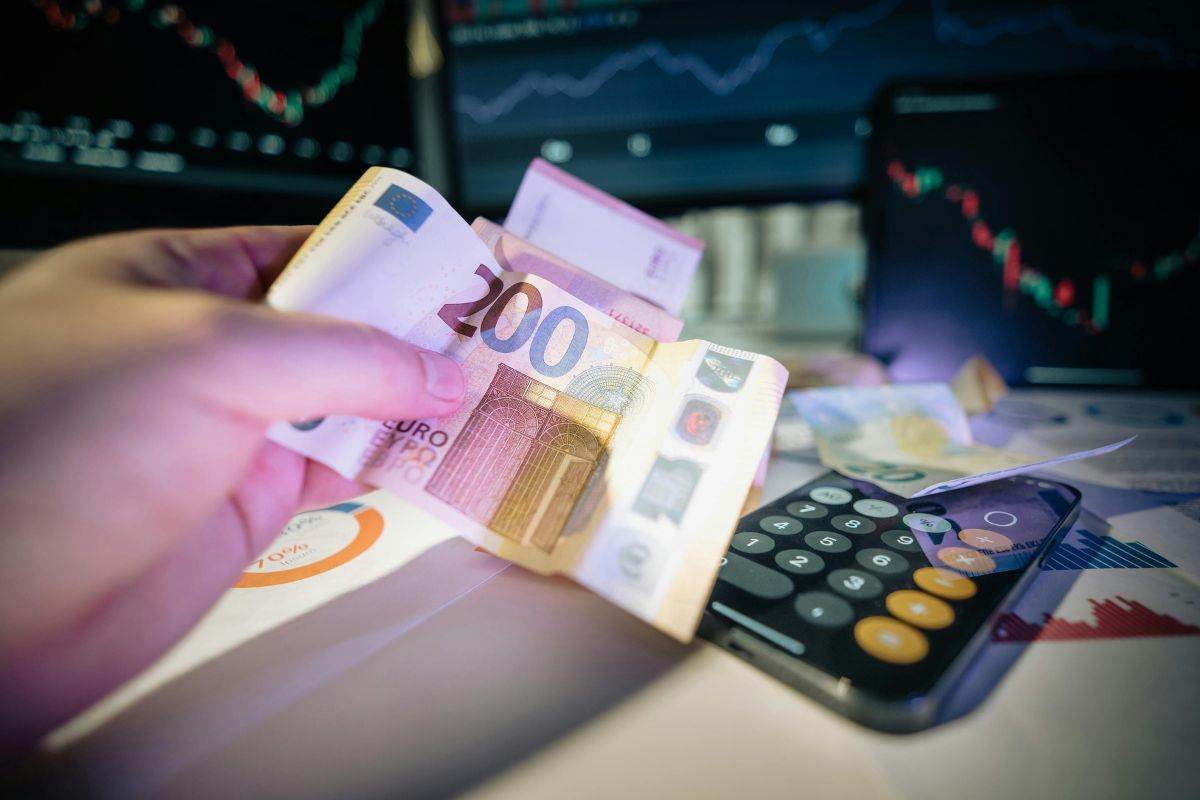Il BTP con cedola 3,85%, prezzo 99,8 e rendimento netto 3,41% che offre tassazione ridotta ma solo se si è pronti a investire senza guardarsi indietro