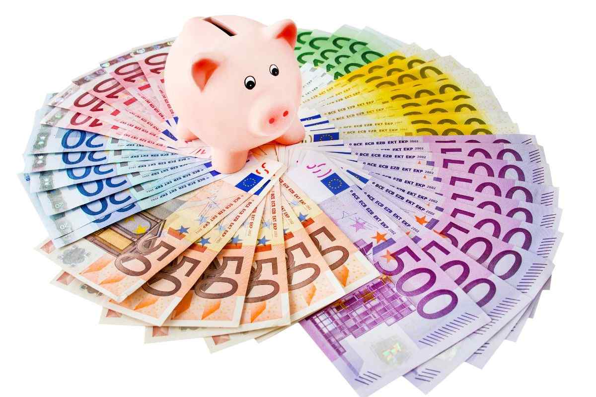 salvadanaio e banconote