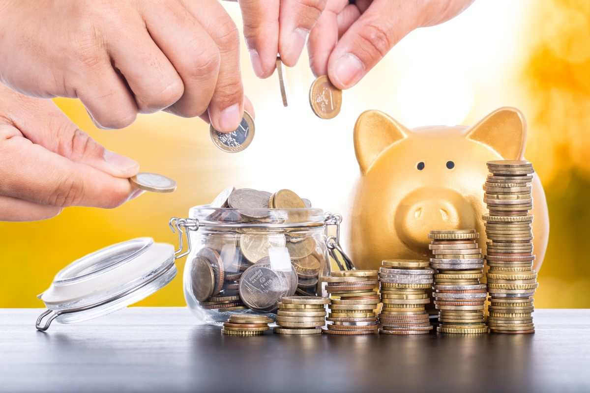 salvadanaio e monete