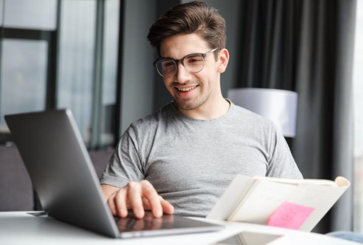 persona che consulta info sul bonus elettrodomestci