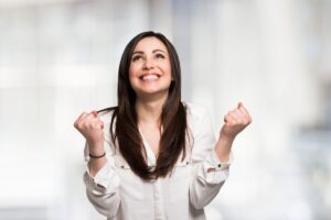 persona che esulta per i bonus
