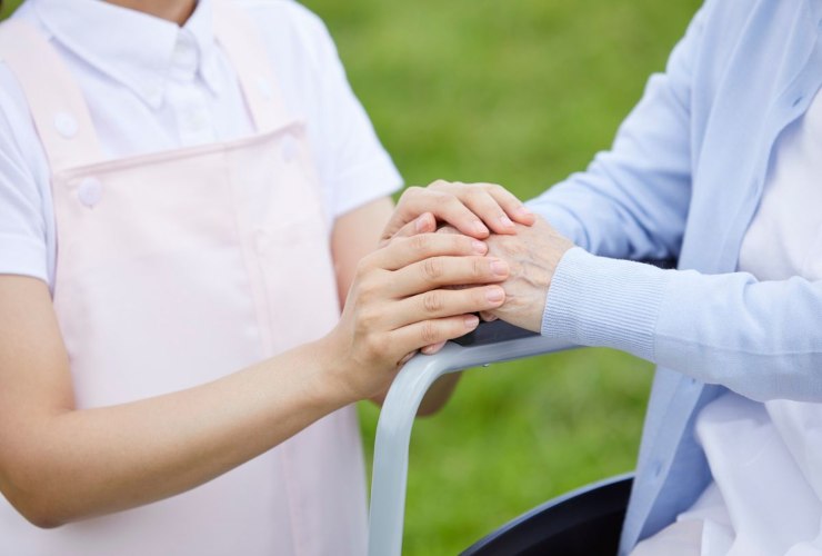 mani che si stringono