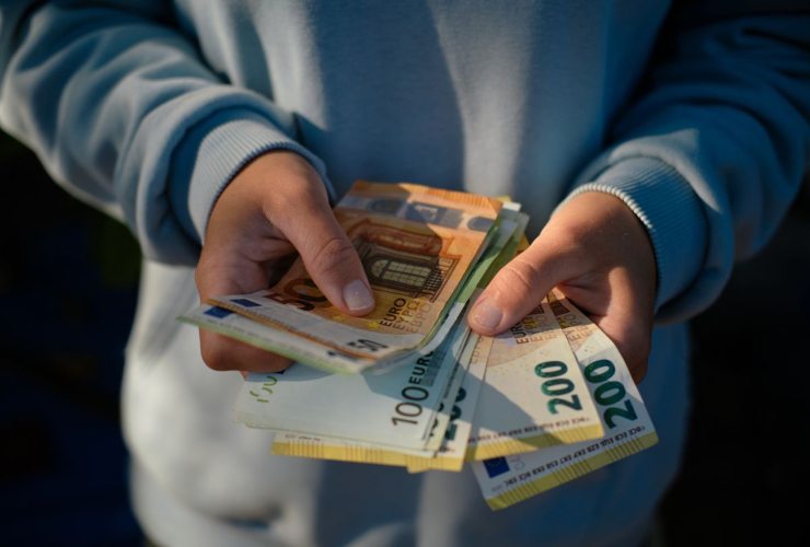 persona che conta soldi