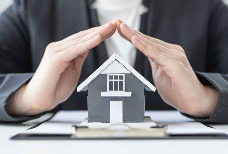mani che proteggono simbolicamente una casa