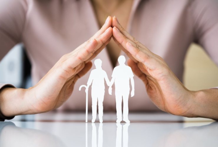 figure pensionati protette da due mani