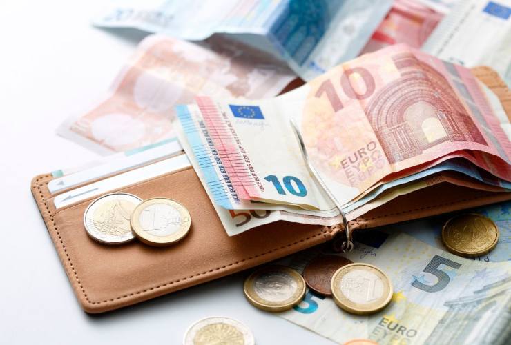 banconote, monete e portafoglio