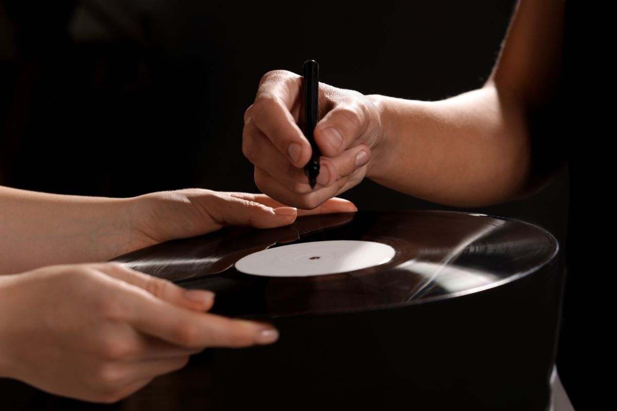 autografo su un disco di vinile