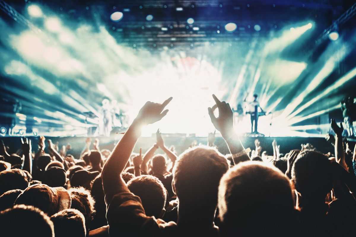 jene-stephaniuk-lkmGeyLItrw-unsplash-ls Il viaggio nascosto di un biglietto da cento euro che svela quanto guadagna davvero un cantante a ogni concerto