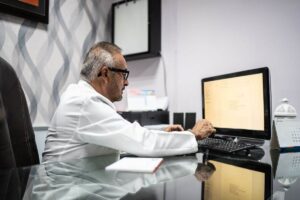 medico al pc per un certificato a distanza