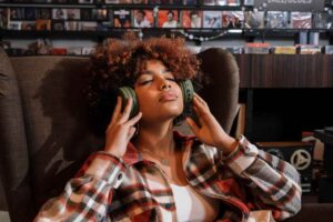 Persona che ascolta musica