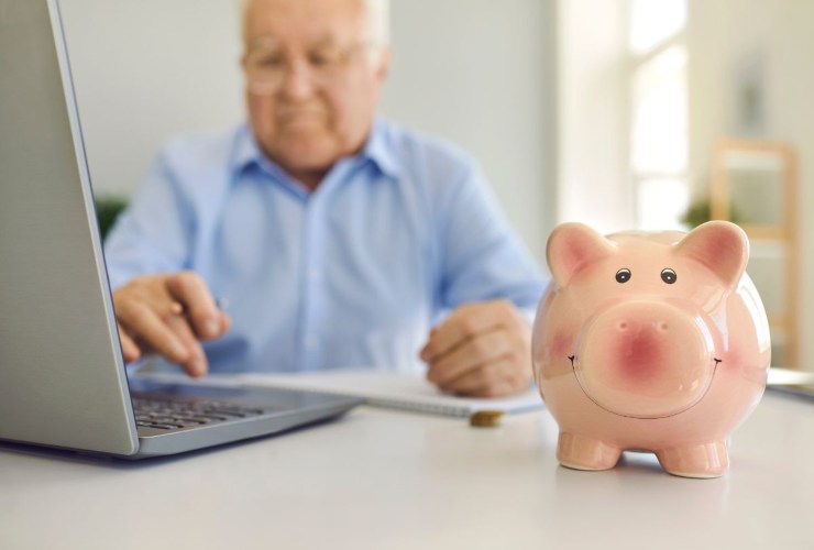 persona che si informa sulle pensioni e salvadanaio