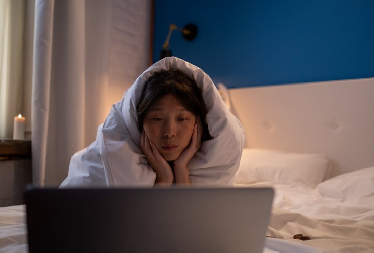 Persona che vede film al pc