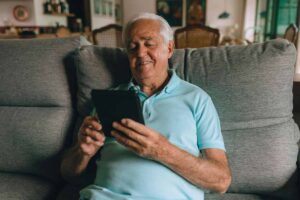 pensionato felice per il cedolino digitale
