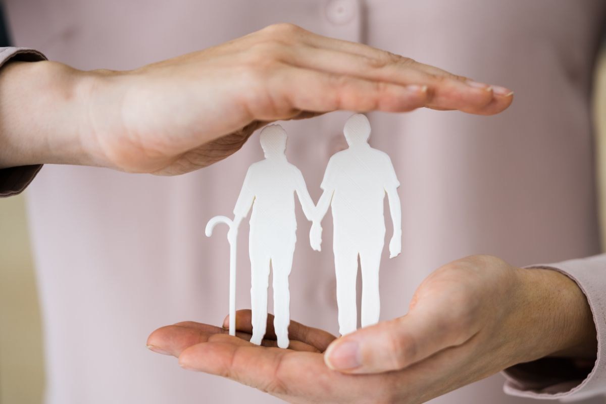 figura pensionati protette dalle mani