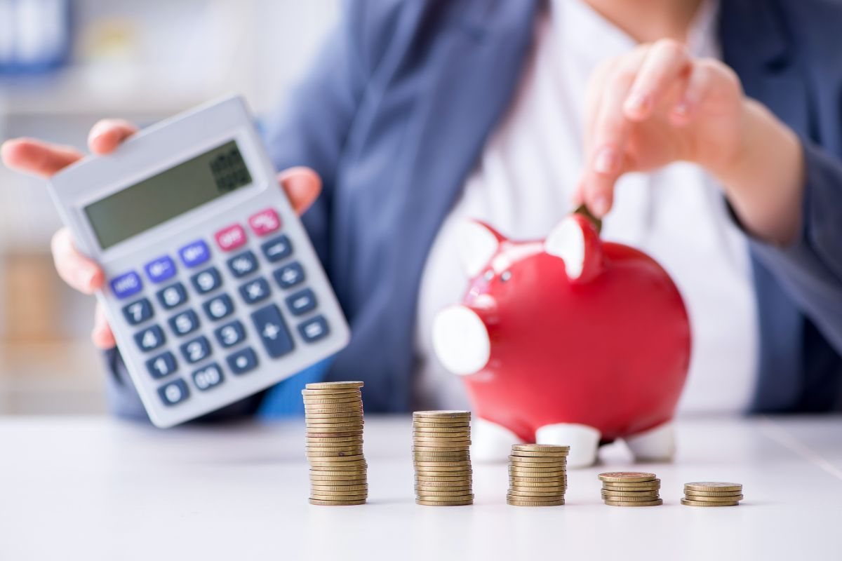 calcolatrice, monete e salvadanaio