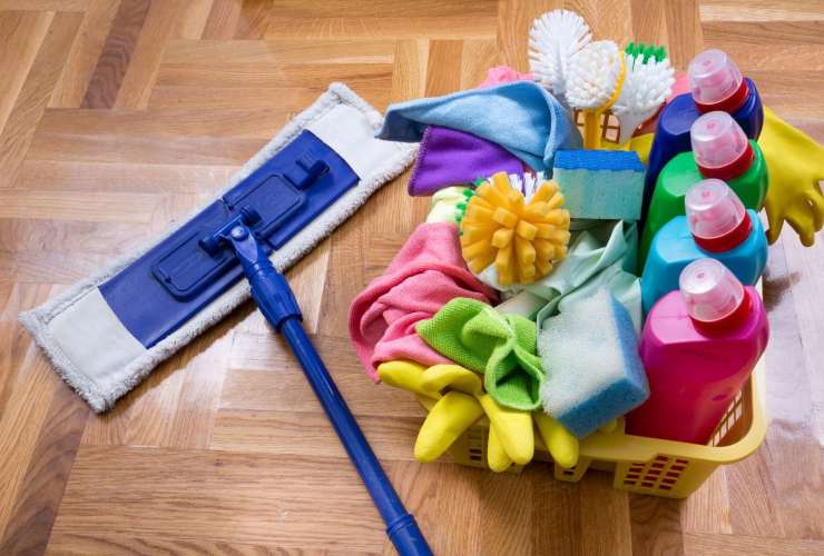 arnesi per le pulizie di casa
