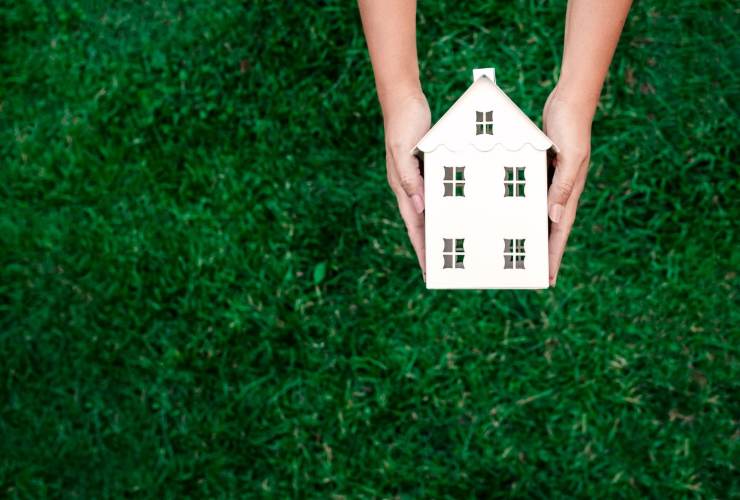 Miniatura casa fra le mani