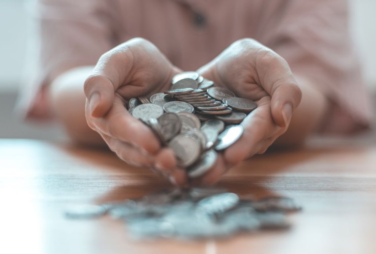 persona che ha in mano delle monete