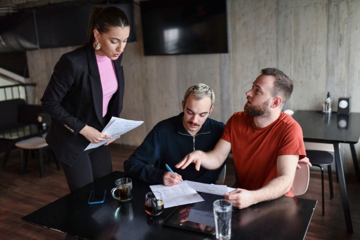 persone che discutono di eredità