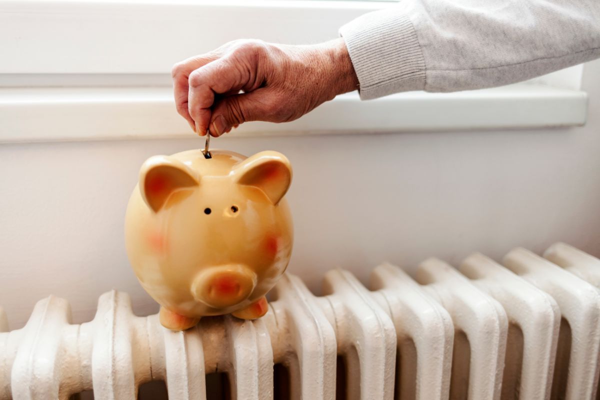 Accensione dei termosifoni e risparmio in bolletta: come le regole nazionali aiutano a evitare sprechi