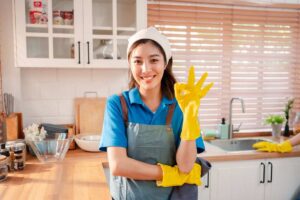 signora felice mentre fa le pulizie