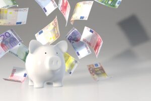 Salvadanaio e banconote che volano