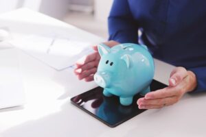 persona che mantiene un salvadanaio fra le mani